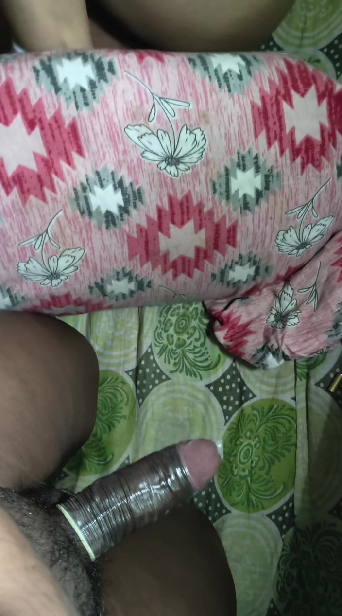 Trisha Hotness: Adik tiri meletakkan kondom pada batang besar mengongkek pepek ketat