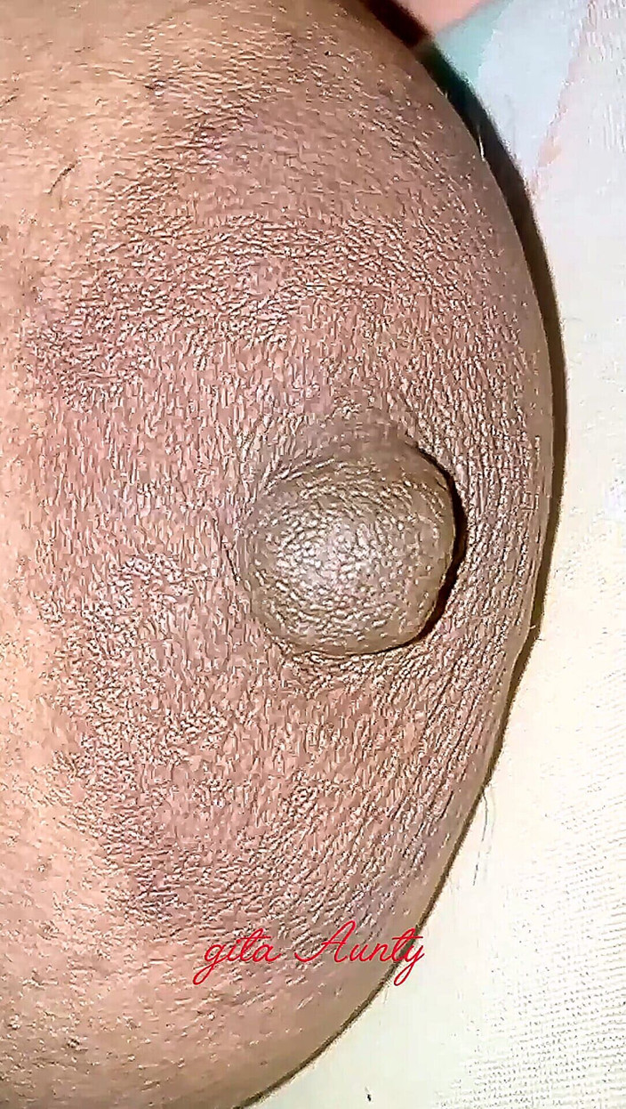 Indian aunty sex: Indiska Besi Lokal Bhabhi Stora bröst Show i nattrummet