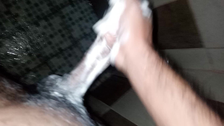 Cute boy jerks off: Cowok ini meluangkan waktunya di kamar mandi!