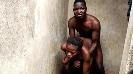 Sexo no chuveiro com uma mulher