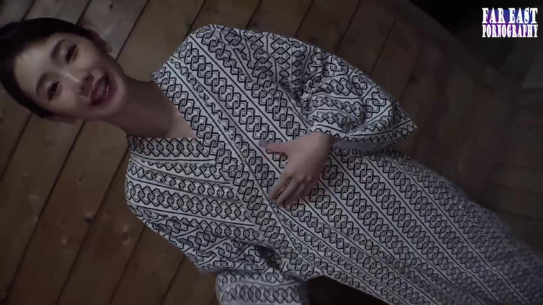 Far East pornography: Arzulu bekar bir anne ile açık gökyüzünün altında sıcak özün tadını çıkartan...