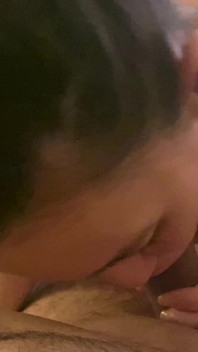 Une MILF sexy d’à côté montre ses talents de suceuse de bites