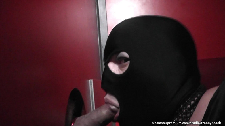Tranny 4 cock: Susan mascată suge 3 pule la gaura din zid - gloryhole