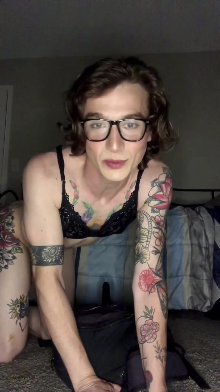 Tessa Rivers: Napalona mała dziwka Tessa Rivers robi trochę treningu analnego i...