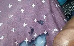 Mi masturbo sui vestiti della mia amica