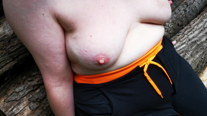 Bouncy Tits Action: Tette che schiaffeggiano nei boschi
