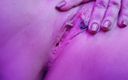 Misissex Qeenorgasm: 20-летняя фигуристая нимфоманка с большой грудью и ее розовый дилдо в тугой киске