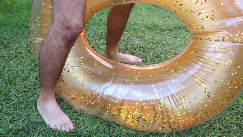 Inflatable Lovers: ห่วงว่ายน้ำกากเพชร