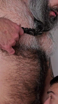 Charlie Ferreira se lo toma profundo de papá barbudo