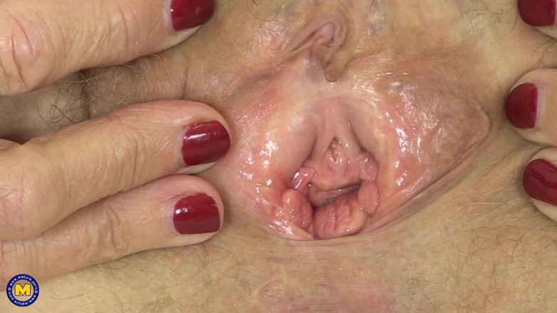 Mature Solo NL: Adorable mature loves toying her hairy cunt and tight butt...