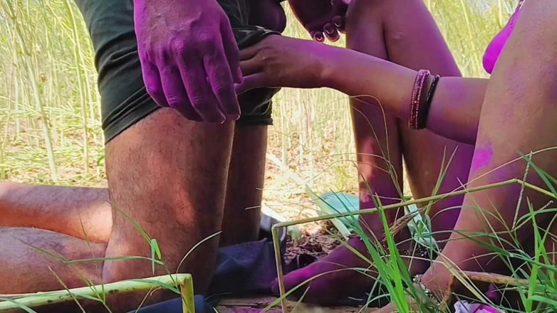 seema: Célebre Santa con la hermanastra, y el hermanastro la folló.