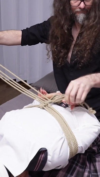 Nữ sinh viên châu Á xinh đẹp bị trói buộc - chơi đít và cây đũa thần