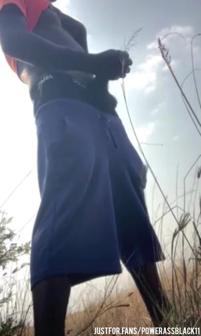 WildFreakBottom: Masturbasi sendirian intens di semak-semak