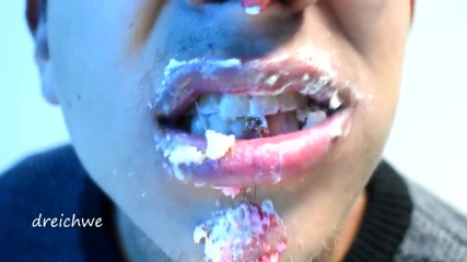 Dreichwe: Eating cake with his mouth