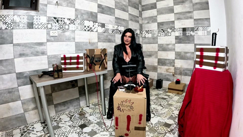 MilfyCalla: Dominante leren milf in koelkamer. Roken, bdsm-laarzen, sigaar en boem-orgasme