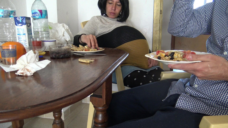 Stepmom Susan: 아침 식사 중 커피에 사정하는 임신한 계모