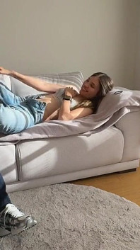 Două lesbiene au un meci de luptă feminin cu picioare puternic mirositoare