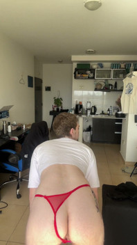 Netter Femboy in Netzstrümpfen Fickt Seinen Knackarsch Und Stöhnt - 4/30 Tage Anal-herausforderung