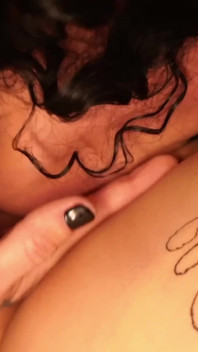 Un baiser lesbien sensuel finit en orgasmes extrêmes avec un corps tremblant