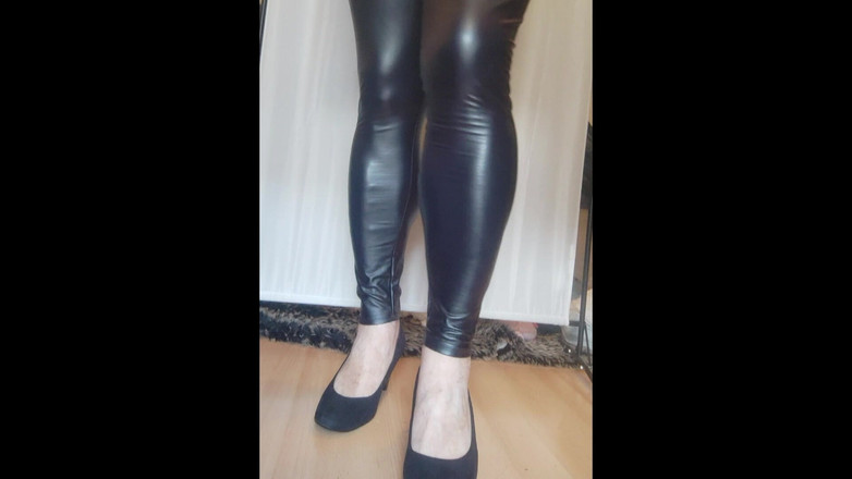 Nattalie Trans: Schwarze Kunstleder-leggings und High Heels
