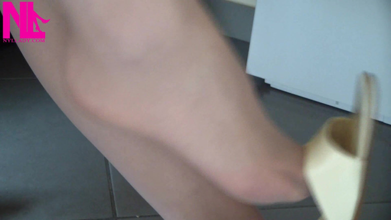 Nyllady: Nyllady memakai stoking ketat dan footplay dengan wedges berwarna susu