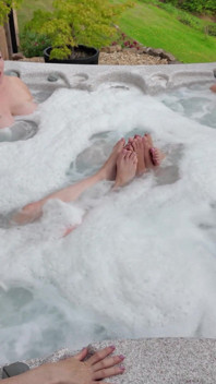 Dziewczyny w wannie z hydromasażem