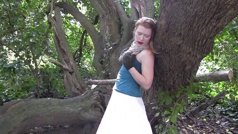 Xtime Network: 与饥渴的金发荡妇在户外自慰