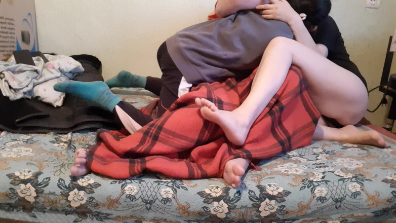 Lesbian-illusion: Пока мы смотрели фильм, моя мачеха начала мастурбировать мою вагину в первый раз рискованным способом рядом с моей подругой