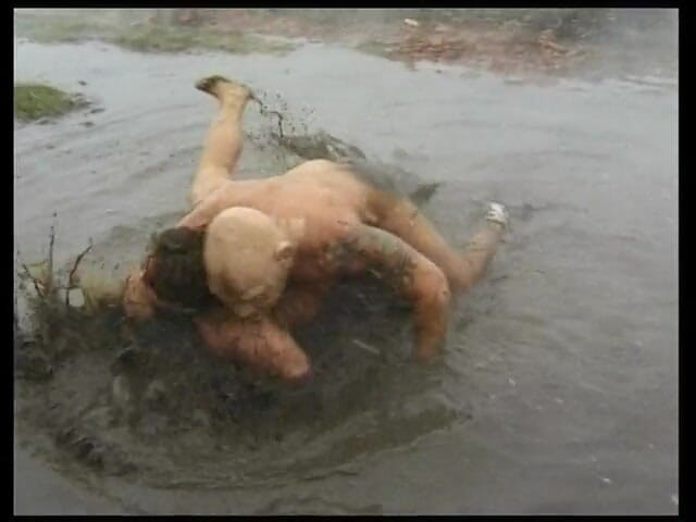 Horny Two really wet MILFs: Gordinha recebe rougly fodida no lamaçal