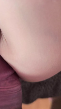 Nevlastní bratr mě tvrdě šuká svým obrovským penisem a šuká mě na vulvu a břicho