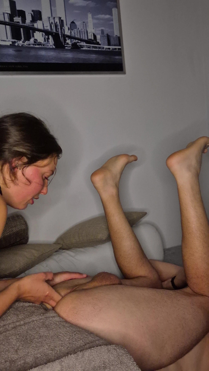 SFHarcerska: Prostaatmassage neukt zijn kont en giet melk in zijn kont