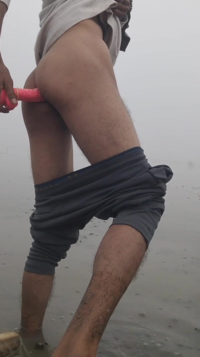 Desimast7: Napalony młody chłopak pieprzy tyłek z zabawką w stawie