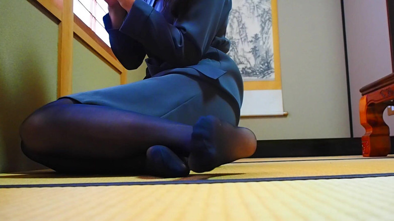 Mayumi Kanzaki: 黒パンスト姿の日本人milf