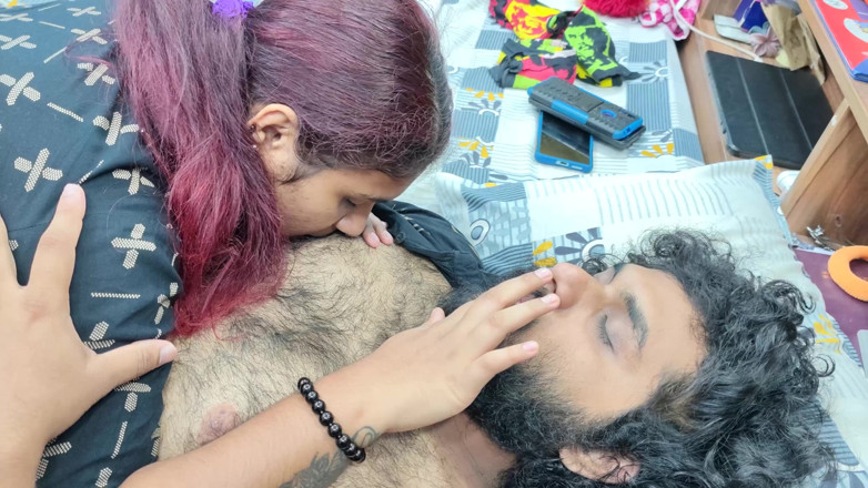 Vaigavarun45: Une fille embrasse un garçon et séduit un garçon avec...