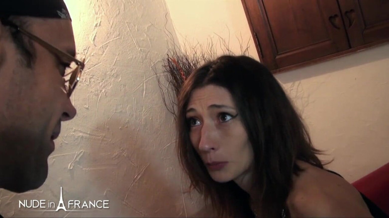 Nude in France: セクシーなちっぱい30歳のブルネットの女が彼女のお尻を叩き、クリーム状に