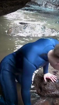 Wetsuit istruzioni per e strofinamento di gomma in riva al mare