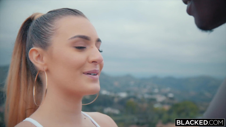 Blacked: 涂黑紧身模特没有时间做任何事情,但大黑