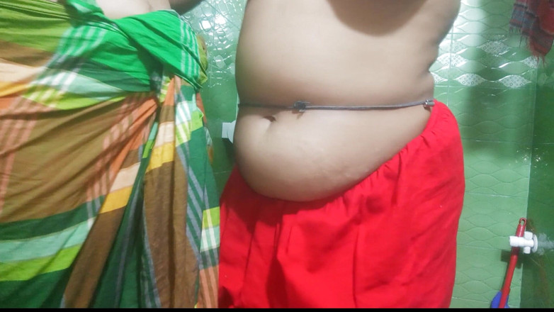 Shahinbd: Šukání videa ve sprše v koupelně. Dívky v koupelně se...