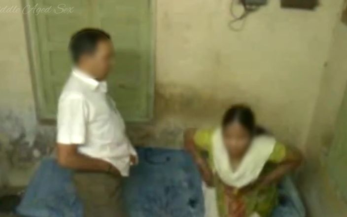 Middle Aged Sex: インドの本当のDesiメイド滑り舐めてると浮気性