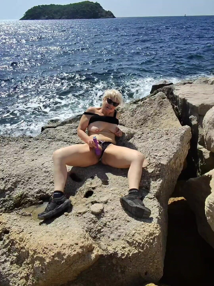 Sofy13: Après Avoir Bien Exhibé Ma Chate Sur Une Digue Je...