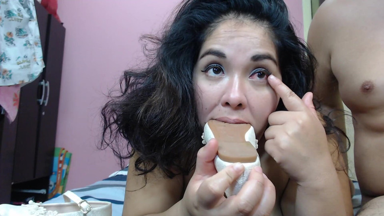 Jsexycouple17: Una latina sexy succhia i tacchi alti della figliastra mentre è...