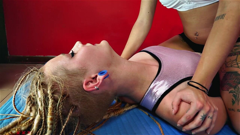 Defeated.xxx: Destruyendo sus abdominales débiles - ¡camina sobre su estómago para terminarla!