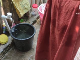 Anit studio: Hintli kadın dışarıda çamaşır yıkiyor