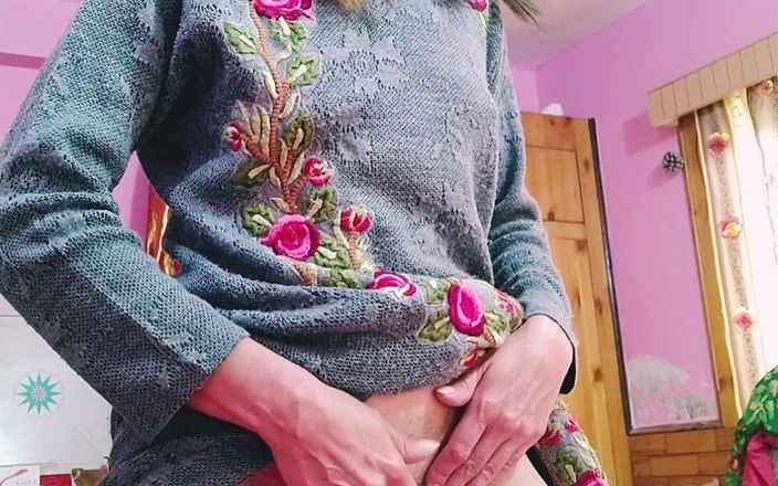 Bolly Karma: Good Hot Babe with Nice Blowjob Skills and Hairy Pussy