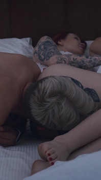 Madrasta e meia-irmã compartilham cama com enteado em Naughty Hotel Romp