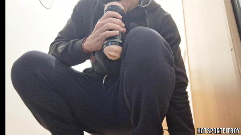 Hotsportfitboy: Ho trovato la fleshlight e la maschera dell'amico - grande cazzo...