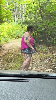 Făcându-l să privească cum o fute pe Bonnie în top car Hood futând sex în trei cumming