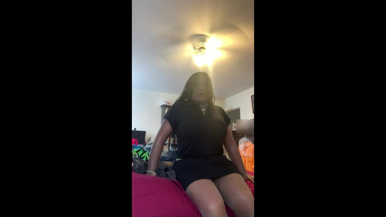 Deanna Doll: Gagică neagră Danae în ținută rochie de afaceri bossy