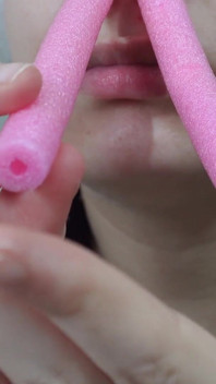 Se joacă cu nasul meu. Mi-am băgat un tampon de silicon roz subțire în nas și mă joc cu el. Nu știu ce este,