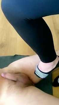 Duro ballbusting em meias pretas!